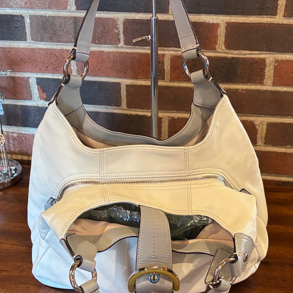 Coach Soho Lynn Hobo “F17092” cream and grey with buckle front - Picture 11 of 17